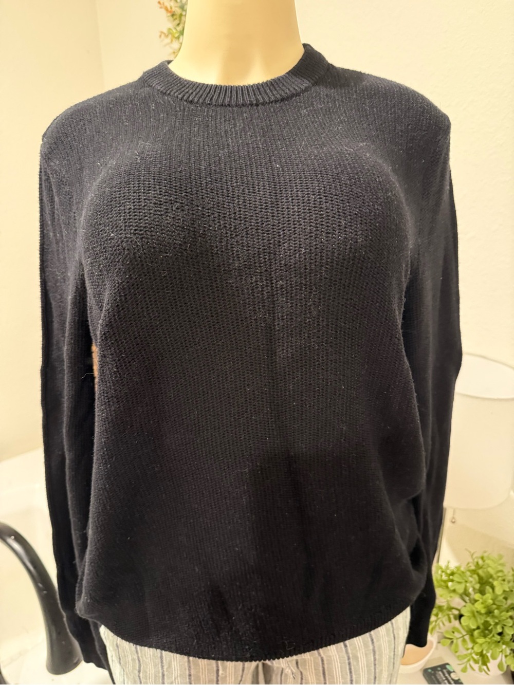 H&M Black Crewneck Knit Sweater – Medium 🖤